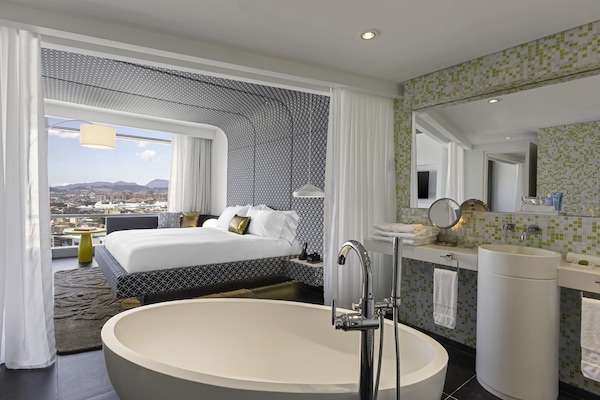 Ropa de cama de alta calidad, edredones de plumas, minibar y caja fuerte