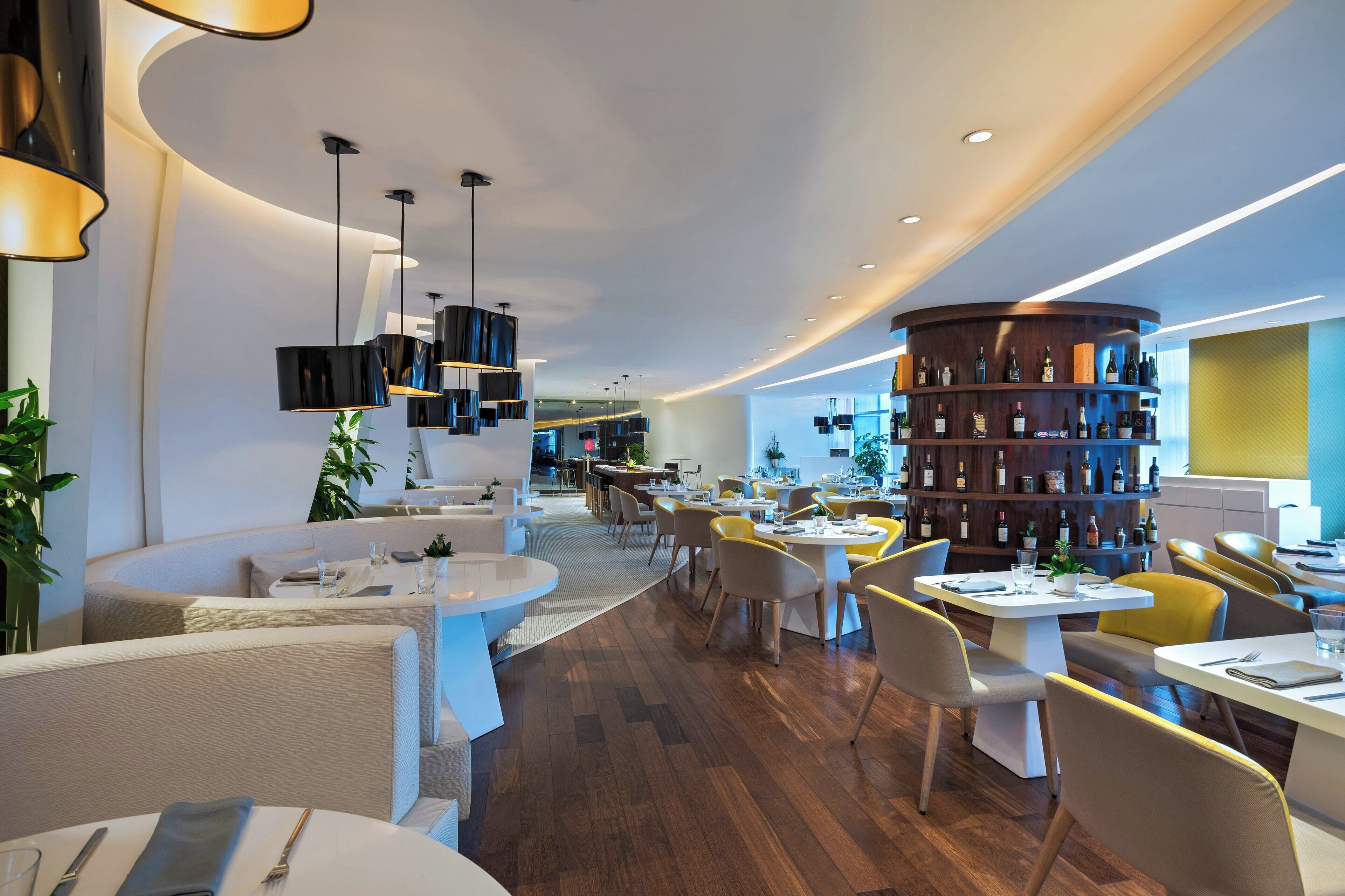 2 restaurants, lunch, dinner served; international cuisine