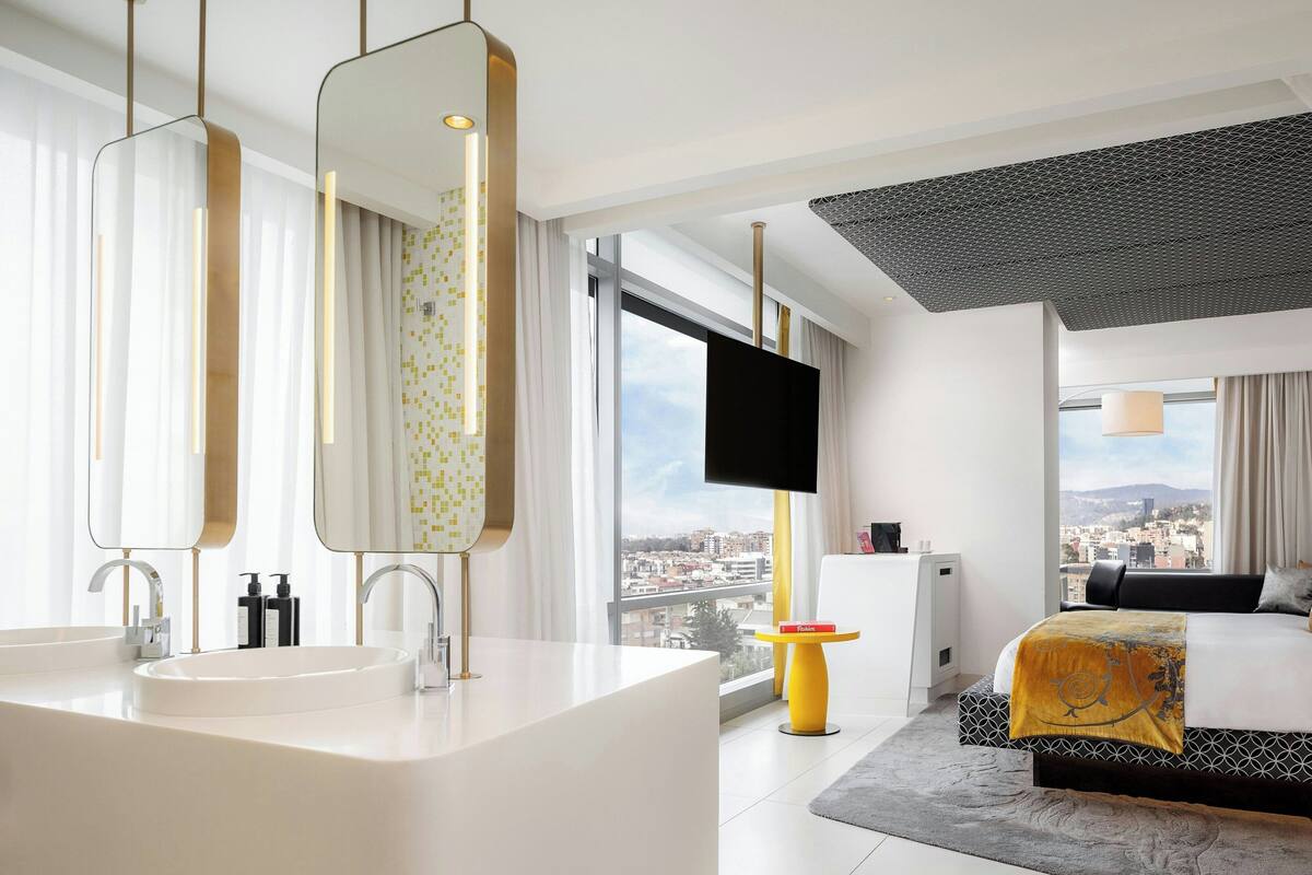 Cool Corner Suite, 極品套房, 1 間臥室 | 高級寢具、羽絨被、迷你吧、客房內保險箱