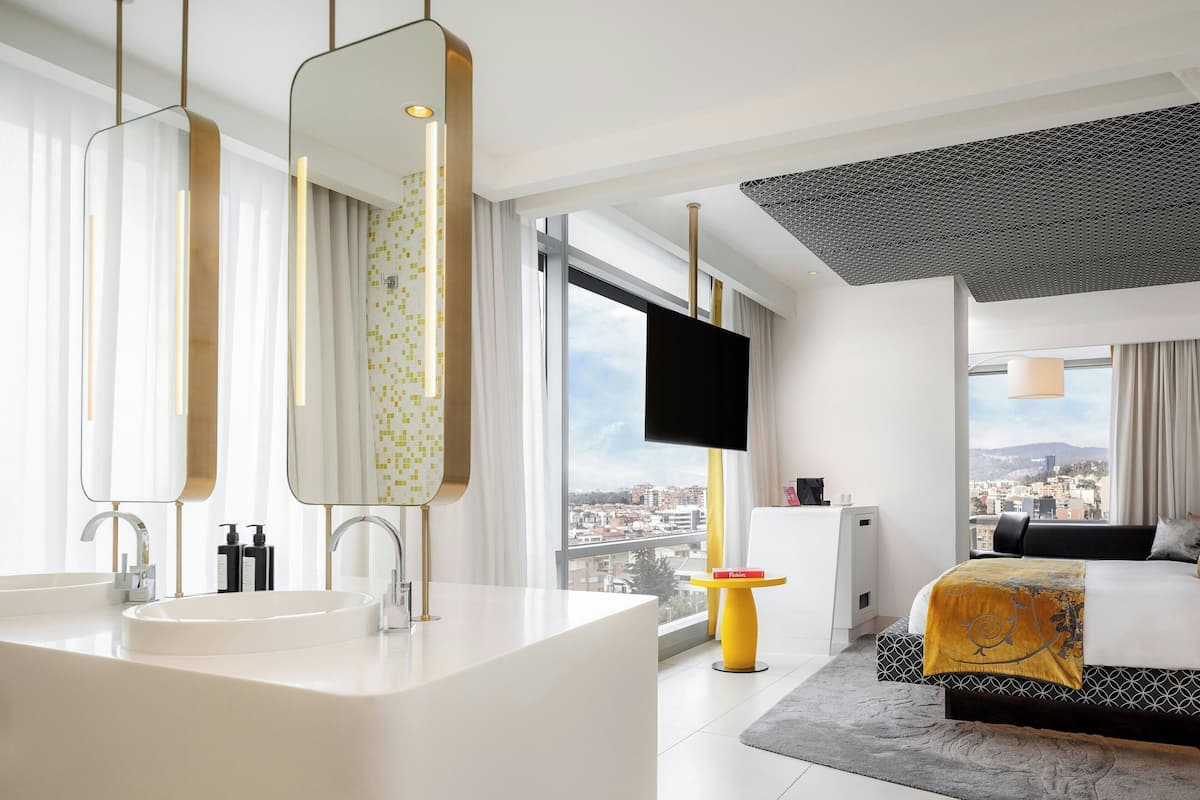 Ropa de cama de alta calidad, cubrecamas y minibar
