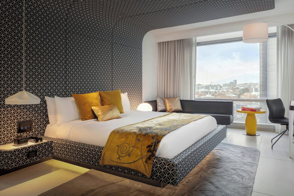 Ropa de cama de alta calidad, cubrecamas y minibar