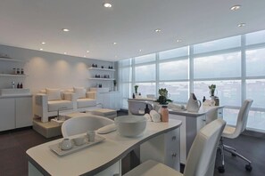 Un sauna, una bañera de hidromasaje, baño turco, baño turco/hammam