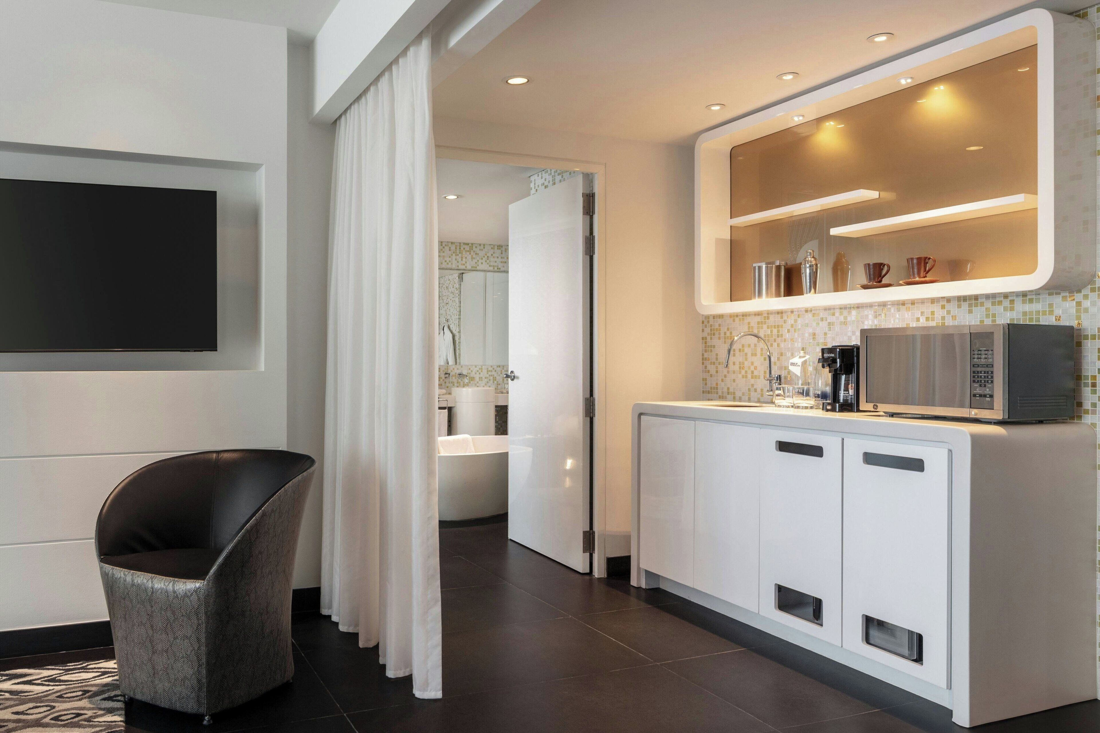 fantastic suite, junior suite, 1 bedroom | bar (on property) | 2 bars/lounges, brewpub