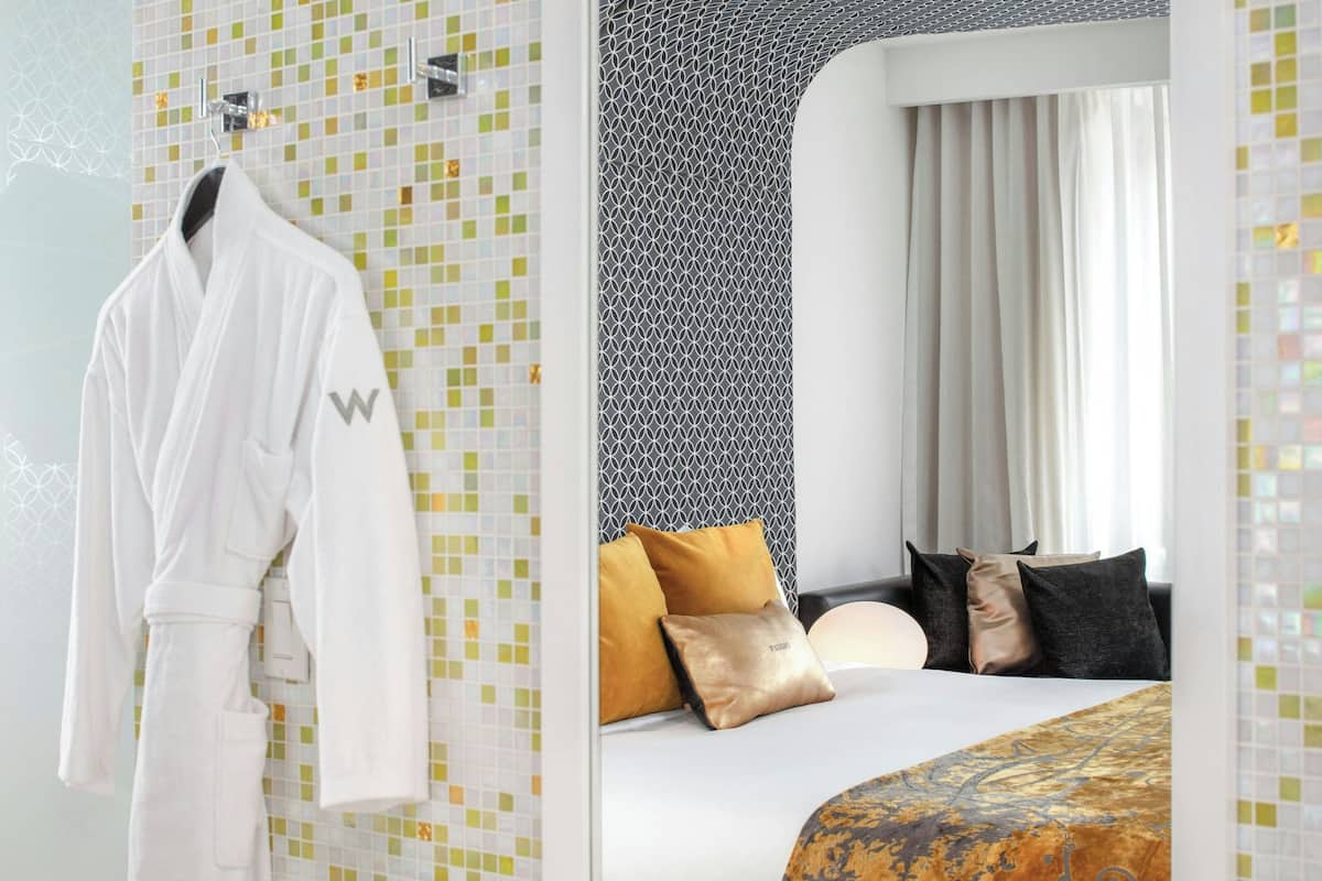 Ropa de cama de alta calidad, cubrecamas y minibar