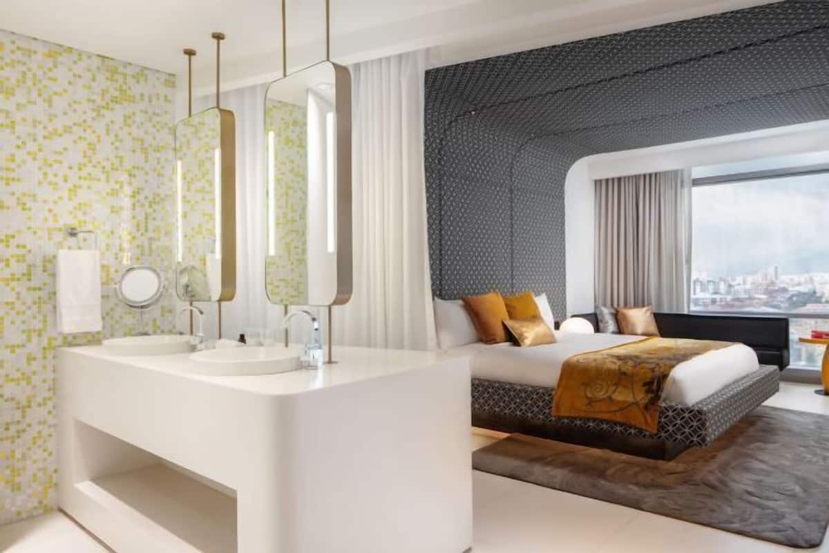 Ropa de cama de alta calidad, cubrecamas y minibar