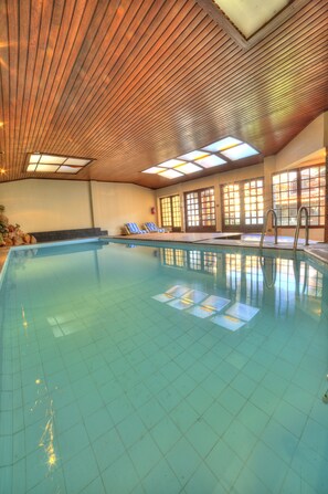 Inomhuspool och solstolar