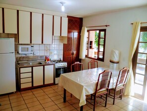 Apartment, 2 Bedrooms, Balcony (06 people **** INACTIVE****) | Private kitchen | Fridge, microwave, cookware/dishes/utensils - Ingleses Residence (Florianópolis)