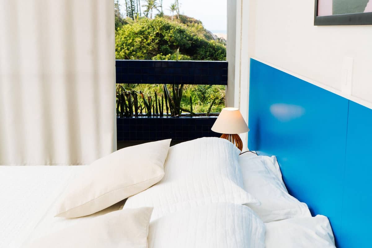 Minibar, in-room safe, blackout drapes, WiFi (free)