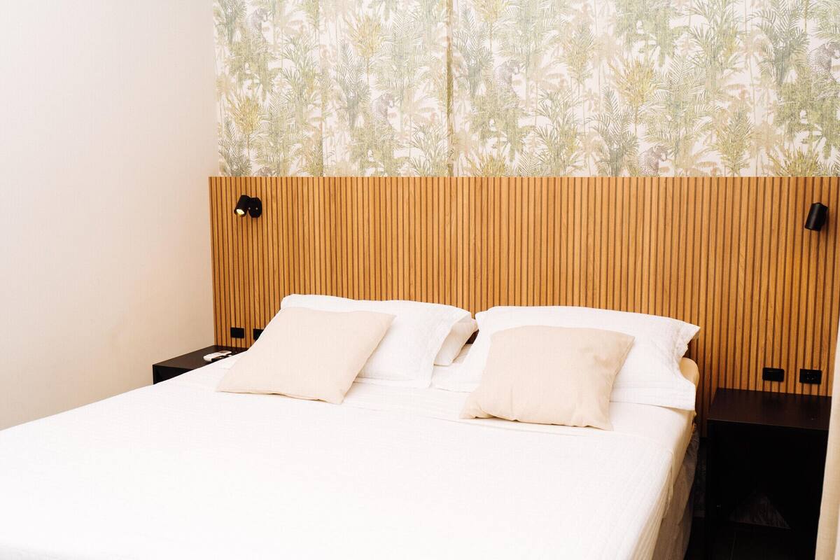 Minibar, in-room safe, blackout drapes, WiFi (free)