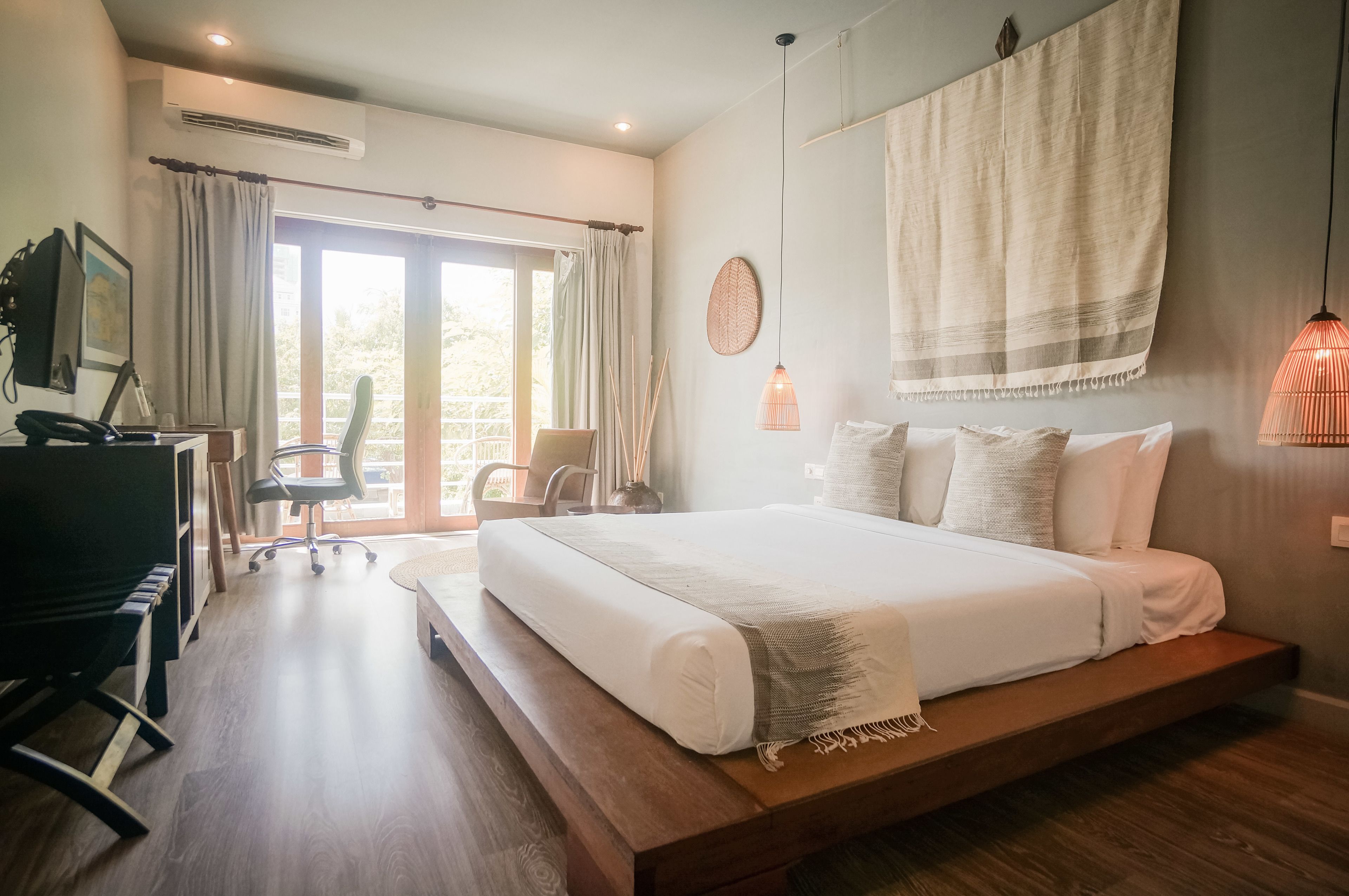 高级房, 1 张特大床, 阳台, 泳池景观 | 迷你吧、客房内保险箱、办公桌、遮光窗帘