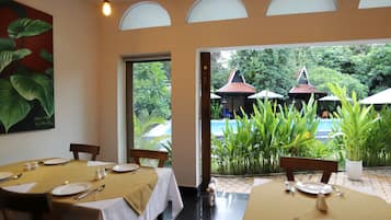 Aperto a colazione e pranzo, cucina asiatica, con vista sulla piscina 