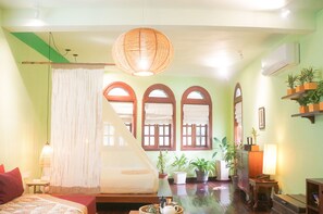 Junior Suite | Bar mini, peti besi dalam bilik, meja, langsir/tirai gelap terus 