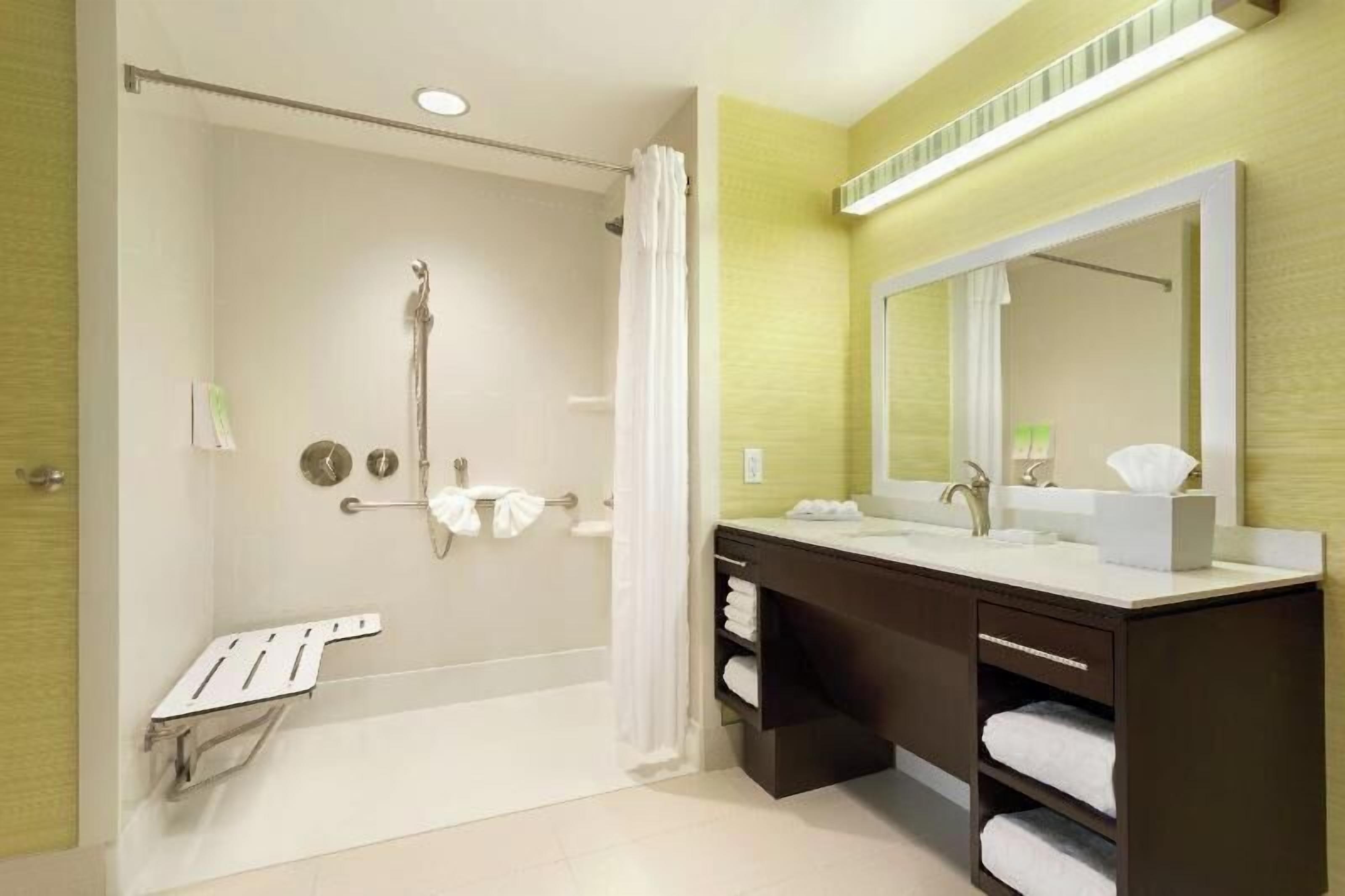 Baño | Artículos de higiene personal gratuitos, secador de pelo y toallas