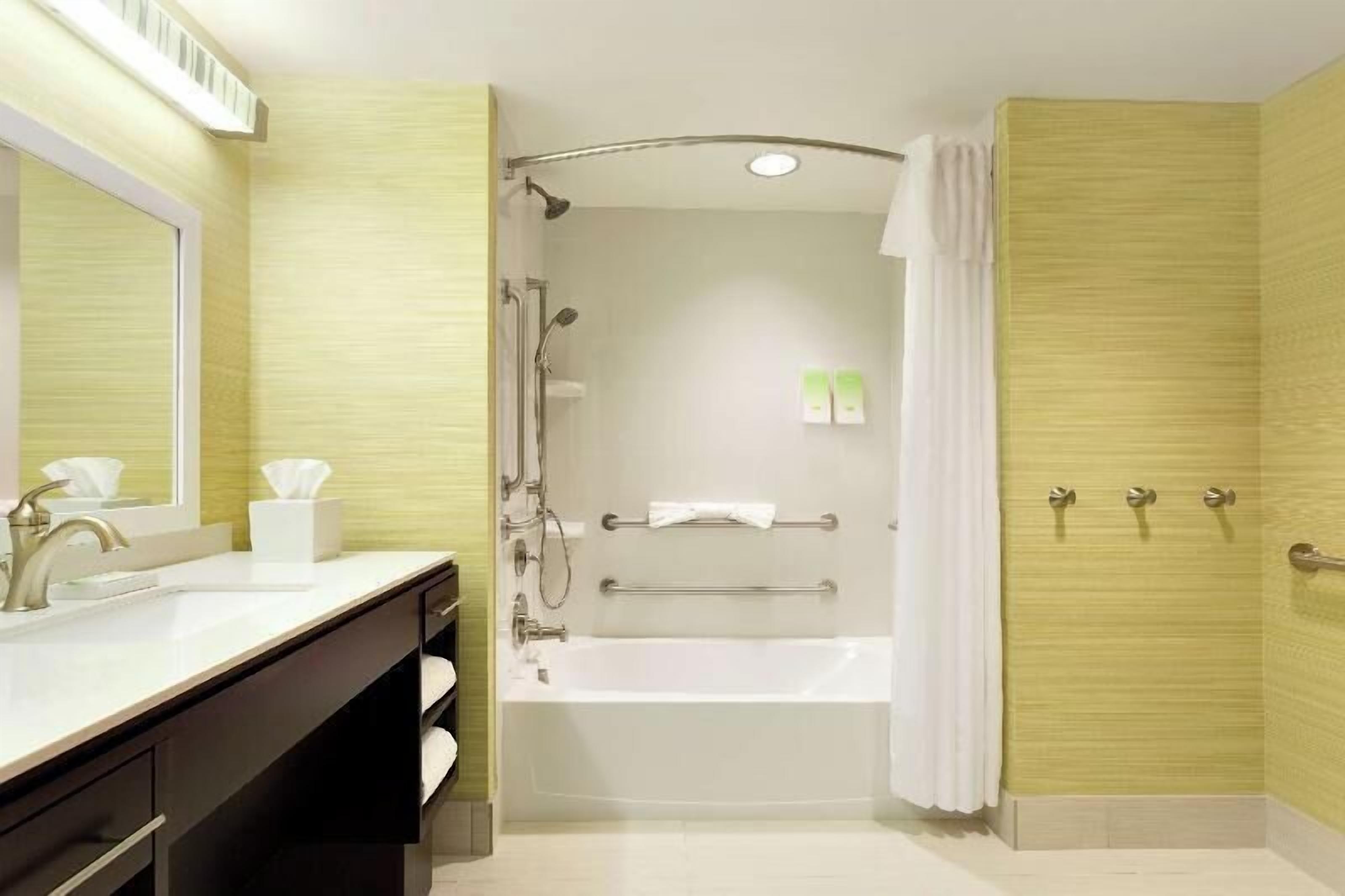 Baño | Artículos de higiene personal gratuitos, secador de pelo y toallas