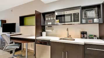 Full-size fridge, microwave, dishwasher, coffee/tea maker