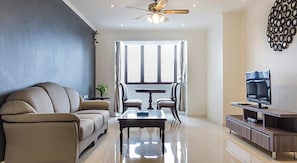 Luxury Suite, 1 King Bed | In-room safe, desk, blackout drapes, iron/ironing board - Omni Syncate Suites (Bangkok)