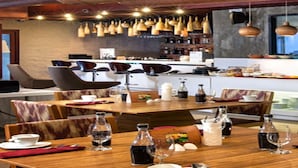 Breakfast area - Omni Syncate Suites (Bangkok)