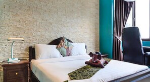 In-room safe, desk, blackout drapes, iron/ironing board - Omni Syncate Suites (Bangkok)