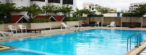 Outdoor pool, pool umbrellas, sun loungers - Omni Syncate Suites (Bangkok)
