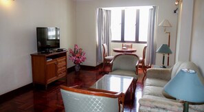 In-room safe, desk, blackout drapes, iron/ironing board - Omni Syncate Suites (Bangkok)