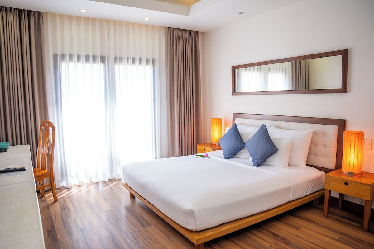 3 bedrooms, premium bedding, minibar, in-room safe