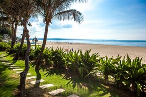 Private beach, white sand, sun-loungers, beach umbrellas - Allezboo Beach Resort & Spa (Phan Thiet)