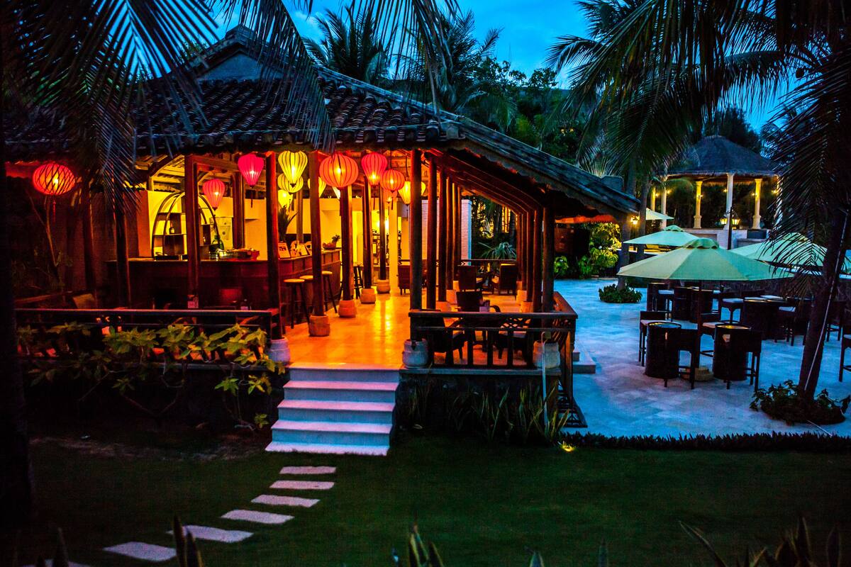 cocktail bar, beach views, open daily