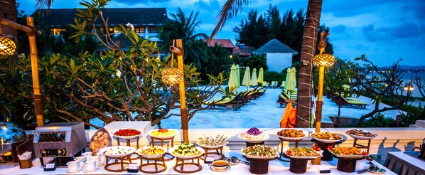 Breakfast, lunch, dinner served; international cuisine, beach views