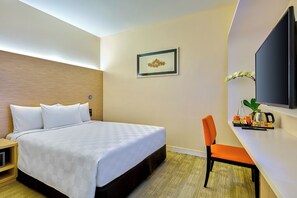 In-room safe, desk, soundproofing, iron/ironing board - Sama-Sama Express KLIA Terminal 2 - Airside Transit Hotel (Sepang)