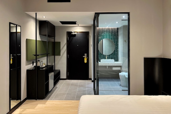 Peti besi dalam bilik, meja, seterika/papan seterika