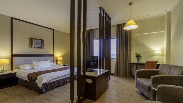 A hotel room with a bed, a desk, a chair, and a TV. - Crystal Crown Kuala Lumpur (Kuala Lumpur)