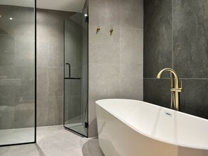 Emerald Room (Newly Renovated) | Bathroom | Shower, hair dryer, towels - Crystal Crown Kuala Lumpur (Kuala Lumpur)