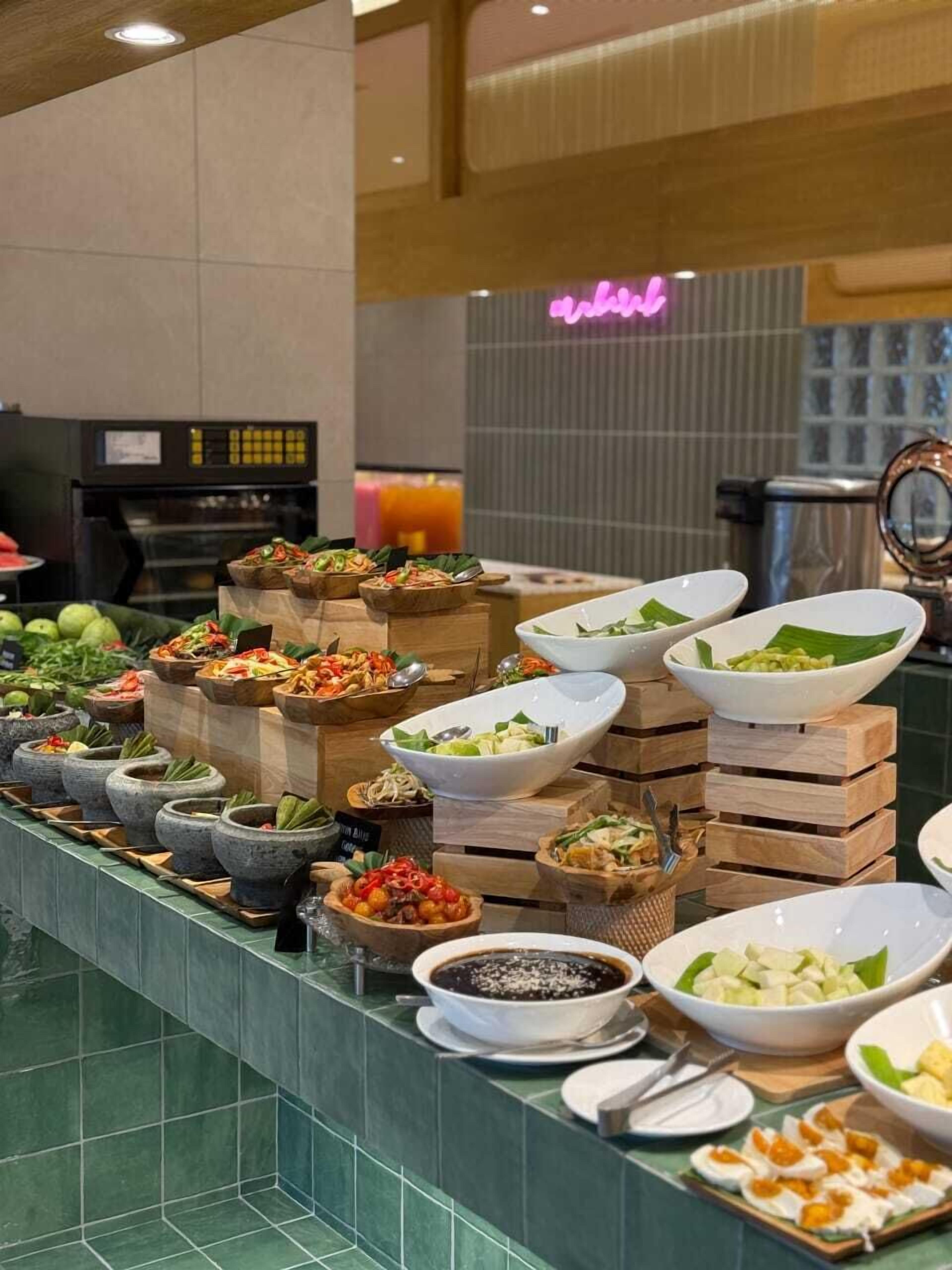 Melayani sarapan, makan siang, dan makan malam