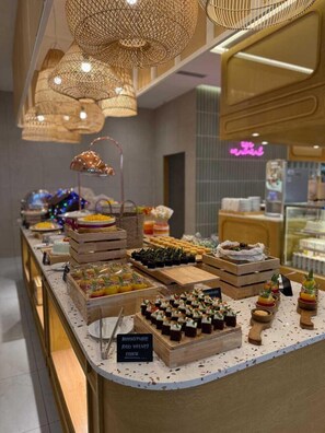 Ze serveren er ontbijt, lunch en diner 