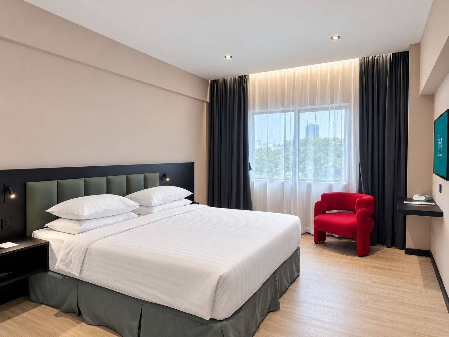 Quarto de hotel moderno com uma cama grande, uma cadeira vermelha, uma televisão e uma janela com cortinas.