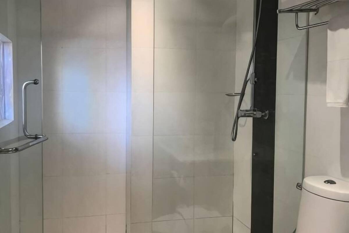 Rainfall showerhead, free toiletries, hair dryer, bathrobes