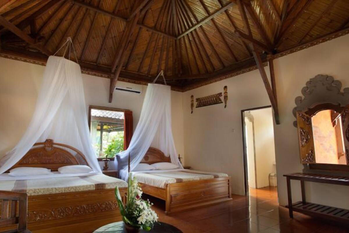 Minibar, rollaway beds, free WiFi