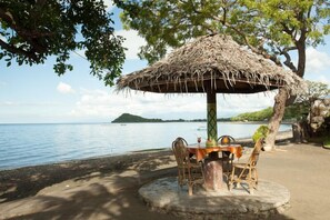 Breakfast, lunch, dinner served; Indonesian cuisine, beach views 