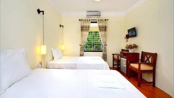 Familierom | Minibar, safe på rommet, skrivebord og lydisolert