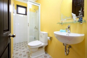 Shower, pancuran hujan, perlengkapan mandi gratis, dan pengering rambut