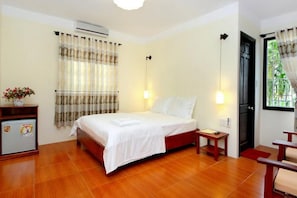 ميني بار وخزنة داخل الغرفة ومكتب وتجهيزات عازلة للصوت