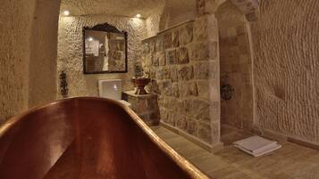 Premier Cave Suite | Baño | Regadera, secadora de cabello, pantuflas, toallas