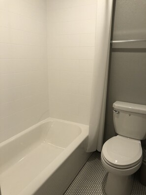 Combined shower/tub, free toiletries, hair dryer, towels