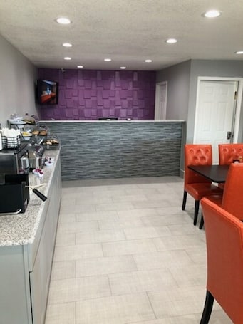 Desayuno para llevar incluido todos los días . Super 8 by Wyndham Sonora