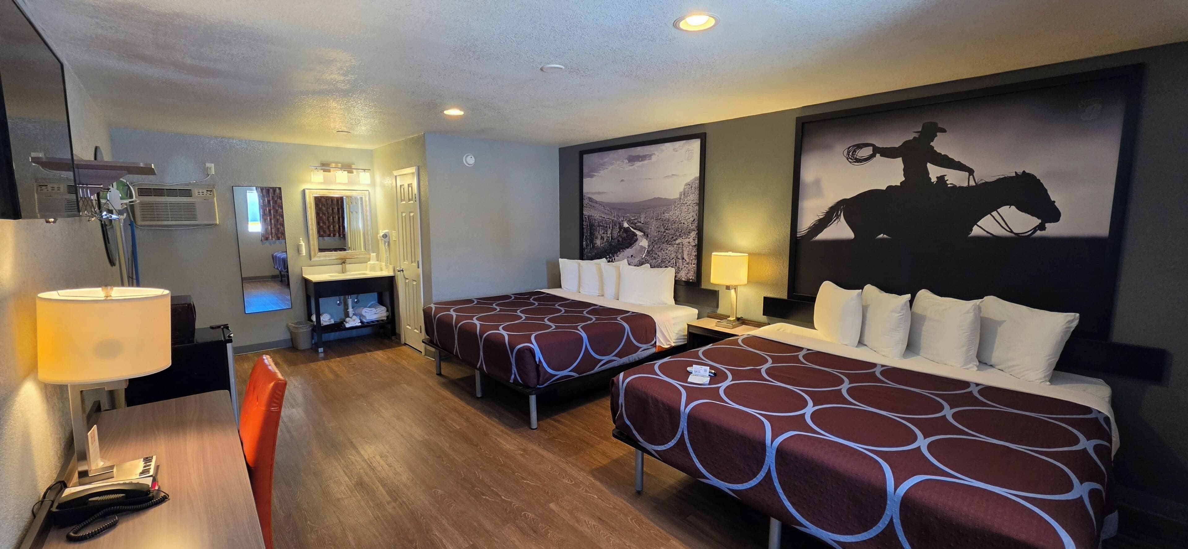 Huone, useita sänkyjä, tupakointi kielletty | Ylelliset vuodevaatteet, työpöytä