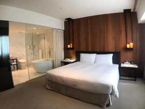 Escritorio, tabla de planchar con plancha, wifi gratis y ropa de cama 