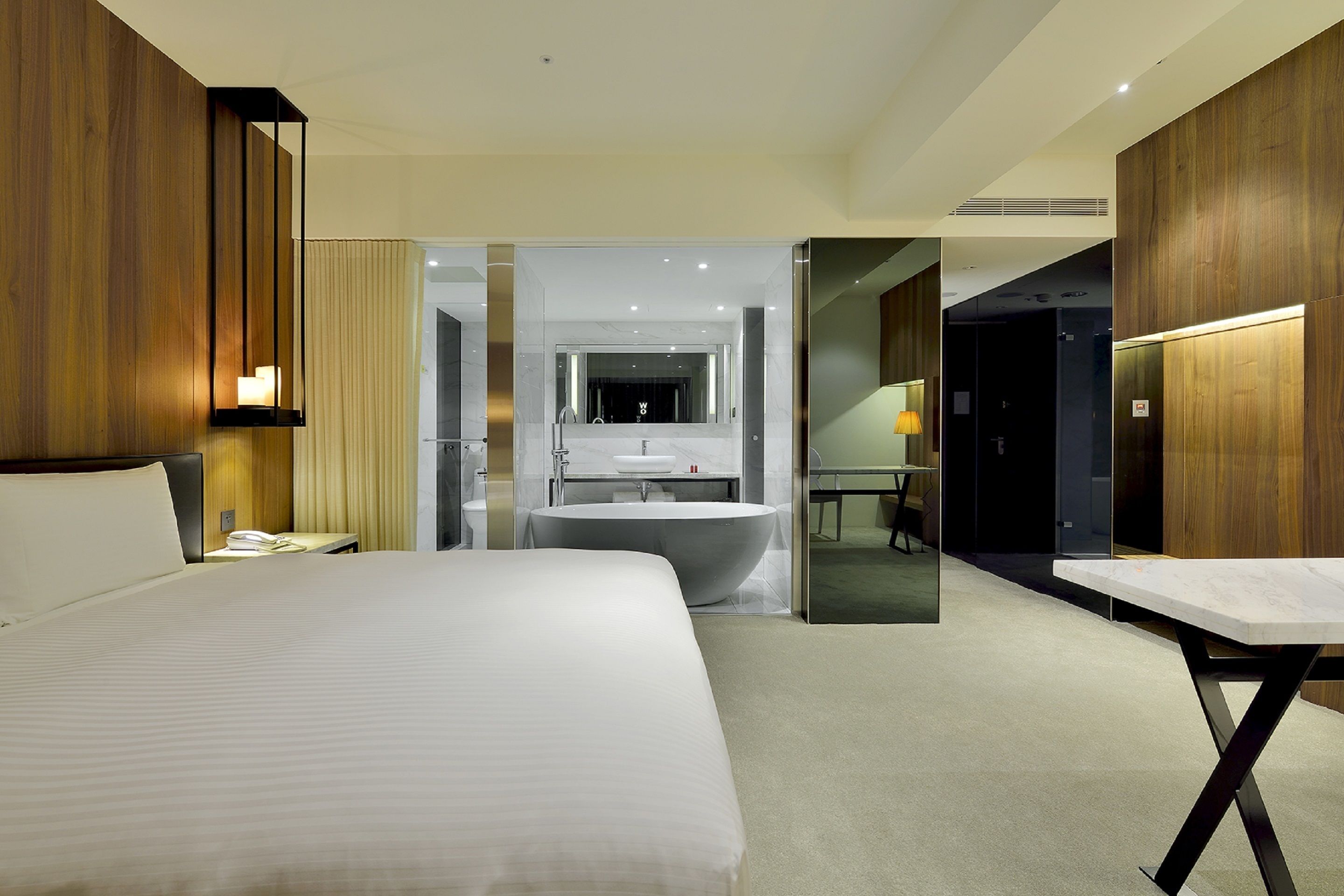 deluxe double room, 1 double bed, bathtub | desk, iron/ironing board, free wifi, bed sheets