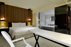 Dobbeltrom – deluxe, 1 dobbeltseng, badekar | Skrivebord, strykejern/-brett, wi-fi (inkludert) og sengetøy