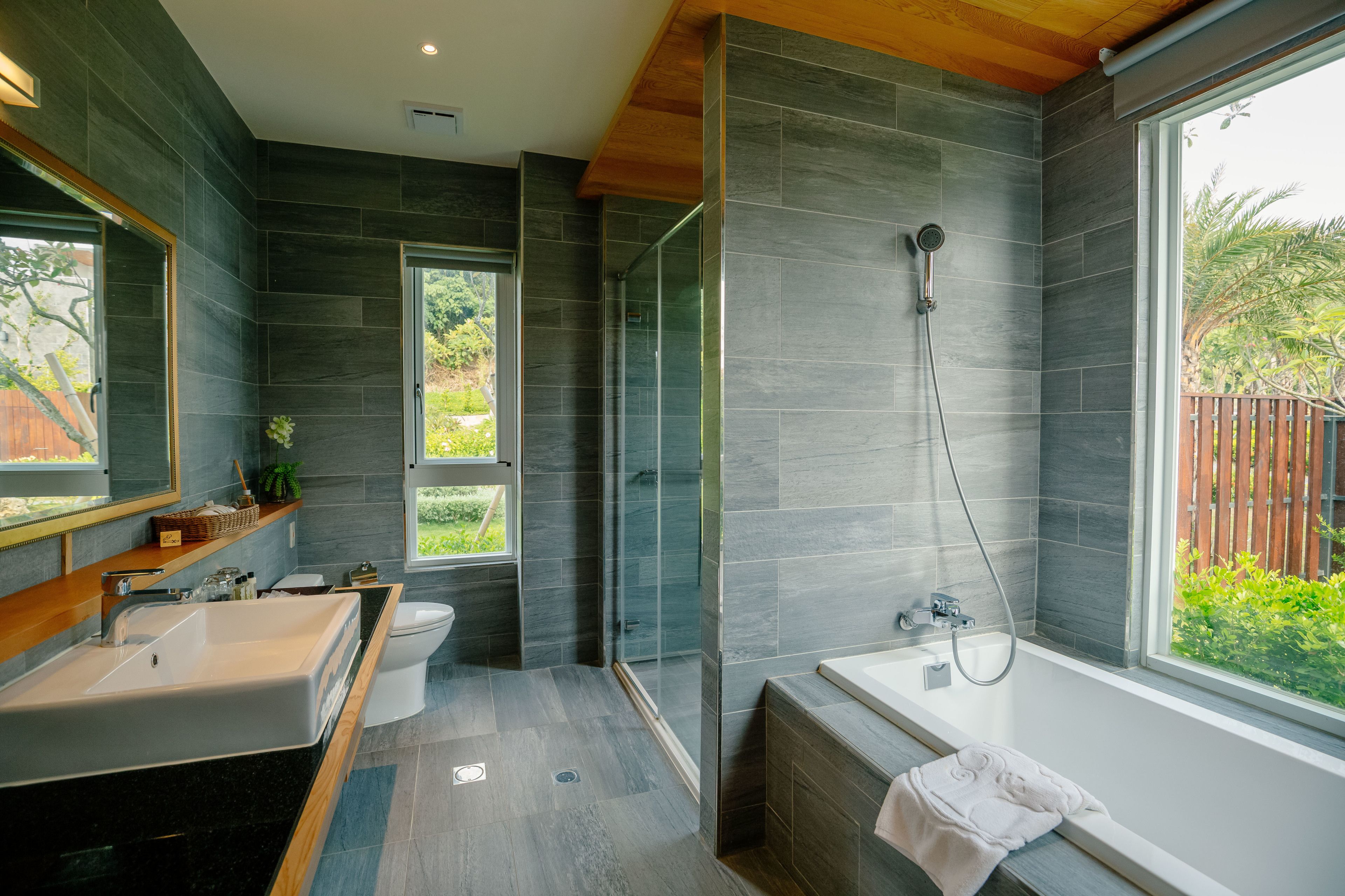 classic room, 1 double bed, garden view (partial sea view) | bathroom | separate bathtub and shower, deep-soaking bathtub, free toiletries