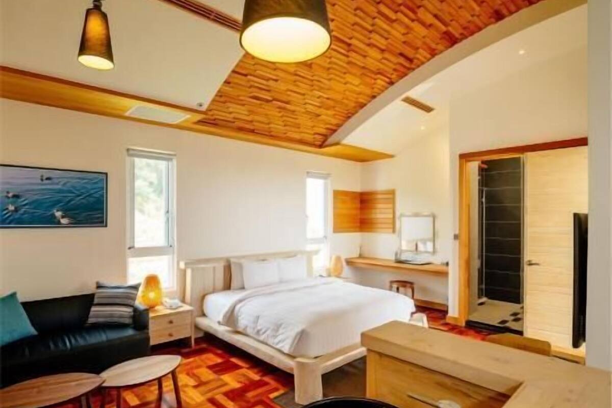 Premium bedding, down comforters, pillowtop beds, minibar